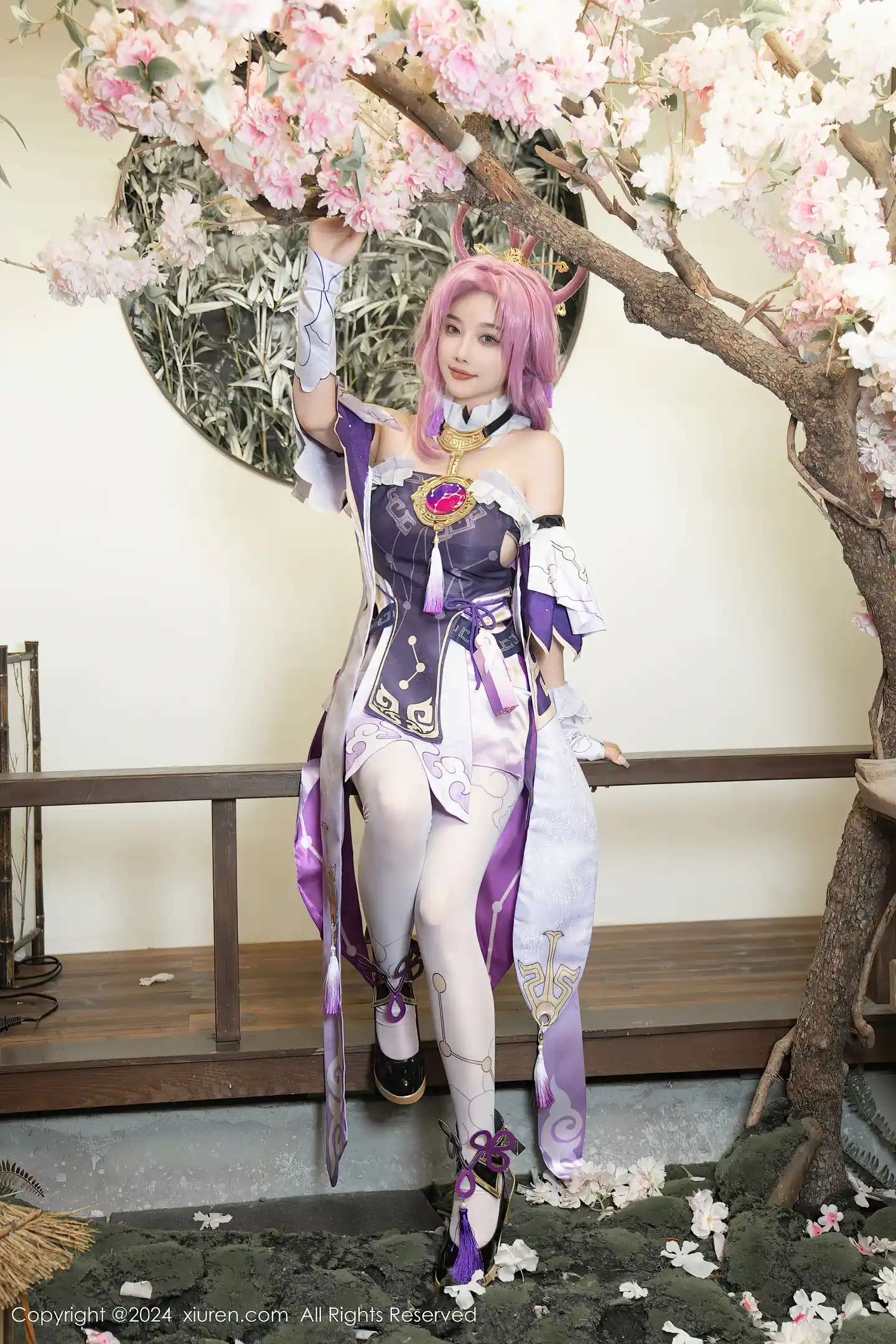 图片[5]-[XiuRen秀人网]VOL.8943 女神杨晨晨Yome性感紫色Cosplay服饰配白丝袜秀丰满身材诱惑写真79P-秀人网官方网站